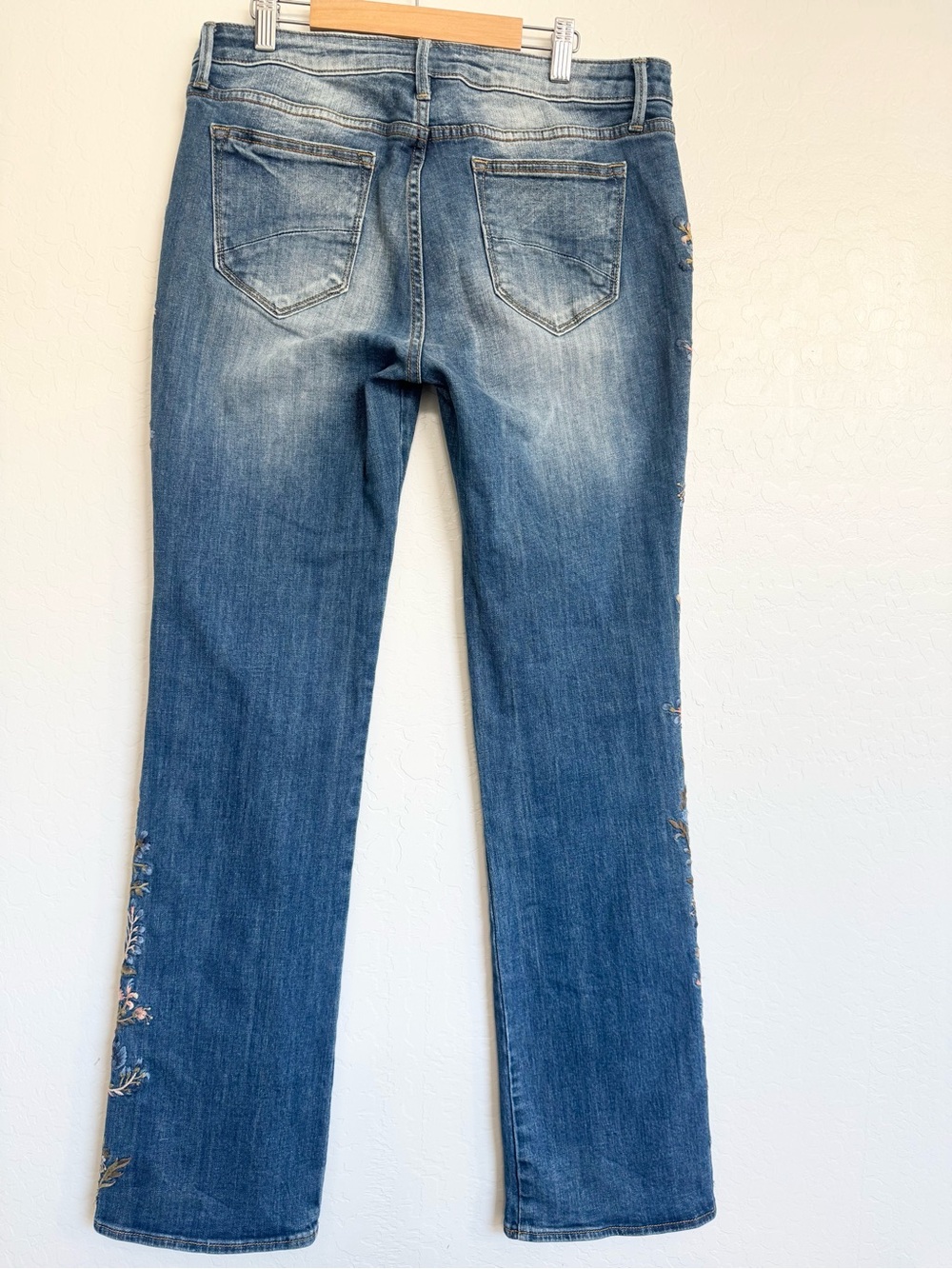 Driftwood Kelly Bootcut Jeans Floral Embroidery Size 30 - Picture 3 of 7